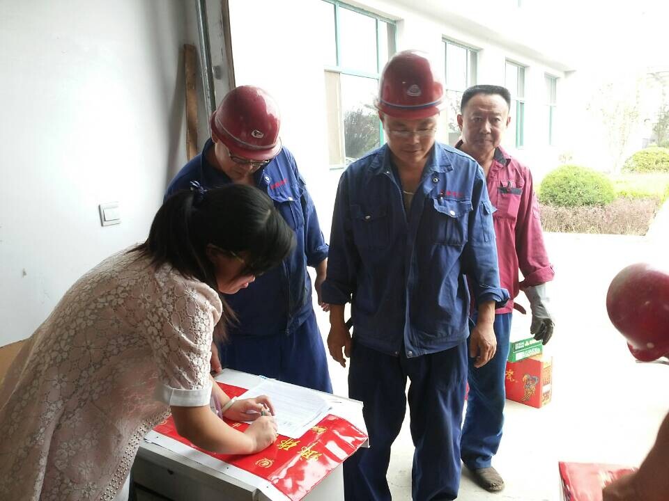 員工領取福利現場