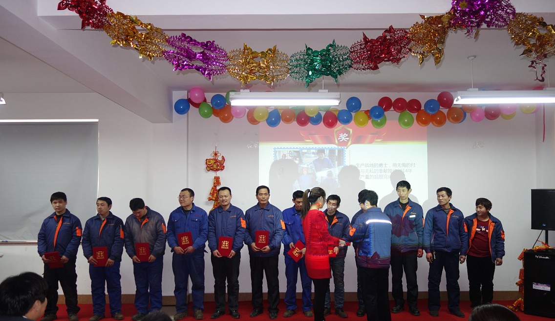 青島凱能鍋爐頒獎(jiǎng)嘉賓為獲獎(jiǎng)人員頒發(fā)證書