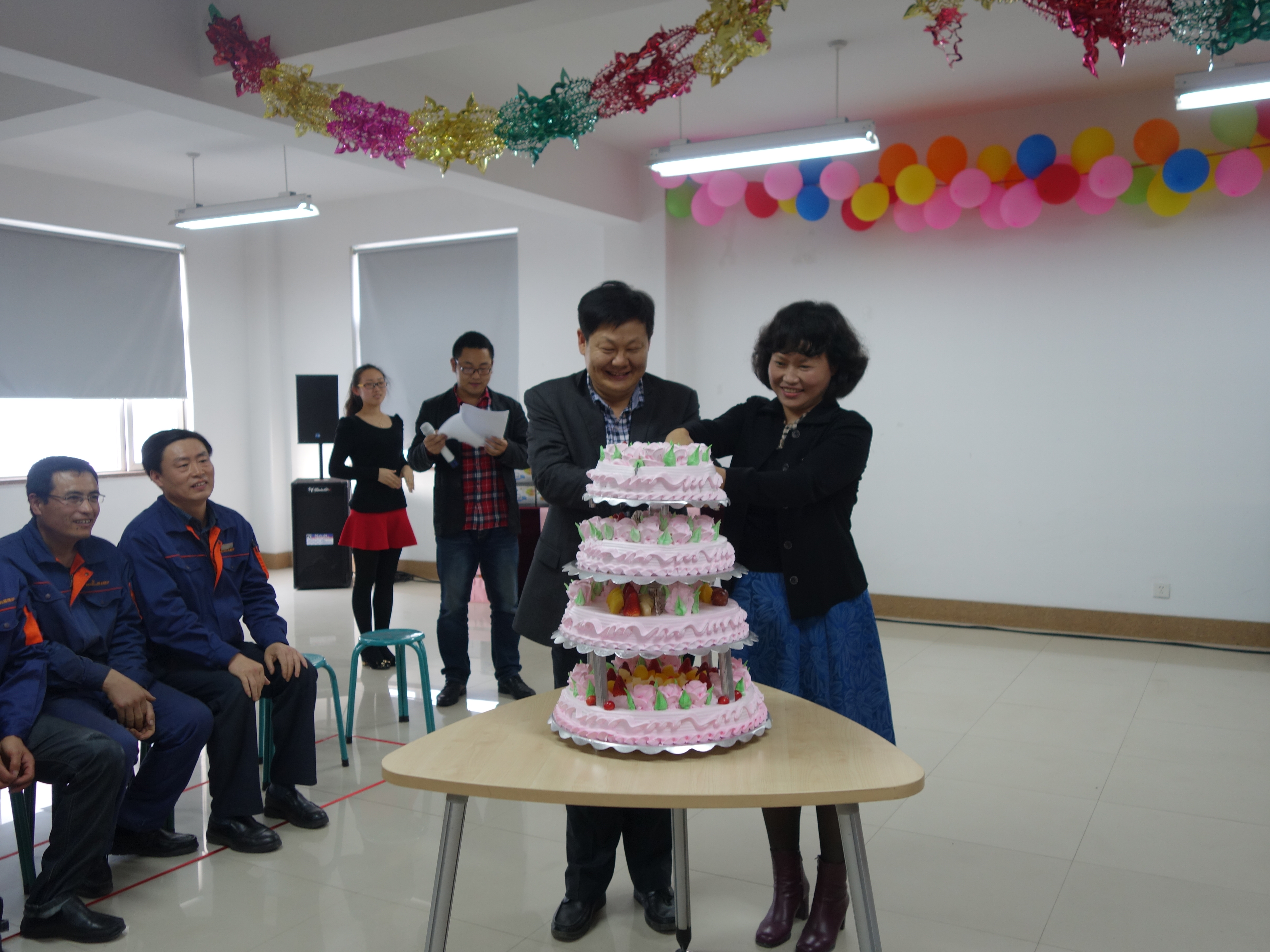 凱能總經理和董事長為家人們切蛋糕