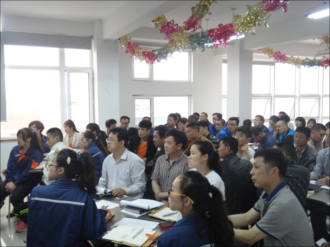 認真學(xué)習(xí)的凱能員工